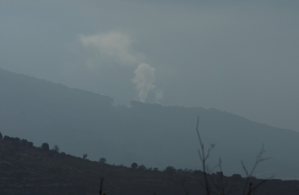 8일 (현지시간) 레바논 남부 이스라엘 국경 근처, 레바논 남부 Ibl al-Saqi 마을에서 헤즈볼라의 박격포 공격 후 이스라엘군의 보복 포격으로 연기가 피어오르는 모습 [ 출처=로이터/연합]