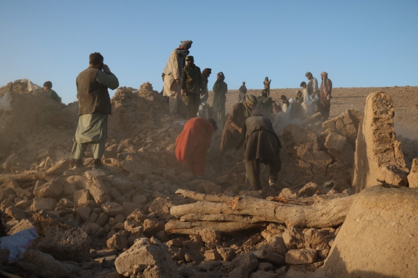 아프가니스탄 주민들이 2023년 10월 7일 헤라트 주 젠데 잔 지역의 사르불란드 마을에서 지진이 발생한 후 파손된 주택의 잔해를 치우고 있는 모습. [출처=연합뉴스]