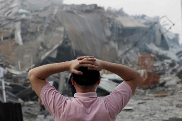 8일 이스라엘의 공습으로 폐허가 되어버린 팔레스타인 가자지구 가자시티의 건물 앞에서 한 팔레스타인 남성이 머리에 손을 얹은 채 좌절하고 있다. ⓒ연합뉴스