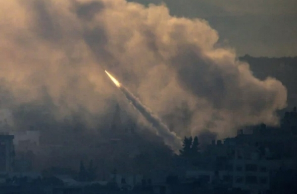 7일 팔레스타인 무장단체가 가자지구 해안에서 이스라엘을 향해 로켓을 발사하고 있다. ⓒ연합뉴스