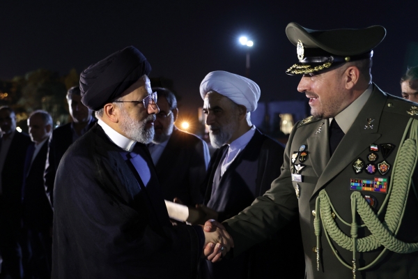 지난 9월 18일(현지시간)  유엔총회 참석차 미국 뉴욕을 방문하는 에브라힘 라이시 이란 대통령(왼쪽)이 테헤란 메흐라바드 국제공항에서 열린 환송식에서 배웅받고 있다. [출처=연합]
