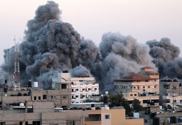 15일(현지시간) 가자지구 라파에서 이스라엘군의 폭격으로 검은 연기가 치솟고 있다. 유엔은 이스라엘의 가자지구 보복 공격으로 이미 40만명이 넘는 팔레스타인 주민들이 대피했다고 밝혔다. [출처=연합]