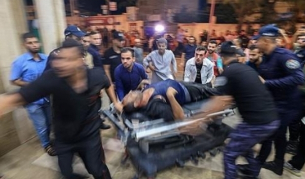 이스라엘군 공습으로 부상한 가자지구 주민. [AFP 연합뉴스]