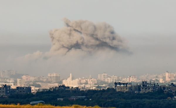 18일(현지시간) 이스라엘 폭격을 받은 가자지구에서 검은 연기가 피어오르고 있다. 전날 가자지구 알아흘리 아랍병원이 폭발해 최소 500명이 숨졌지만, 이스라엘 측은 책임을 부인하며 또 다른 팔레스타인 무장 정파 이슬라믹 지하드를 배후로 지목했다. [출처=연합]