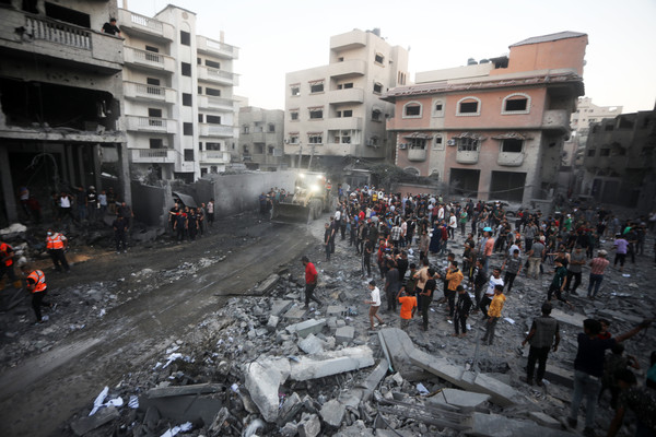 이스라엘의 공습을 받은 후 남부 가자 지구의 라파 지역에 모인 사람들이 잔해를 치우고 있다. [사진 = 연합뉴스]