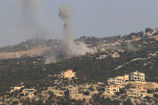 지난 14일 (현지시간) 레바논 크파르 초바(Kfar Chouba) 마을 외곽에서 이스라엘군의 포격으로 연기가 피어오르고 있다. 포격은 레바논 국경을 따라 이스라엘이 점령한 시리아 골란고원과 헤즈볼라 전사들과 이스라엘군 사이에 총격전을 벌이던 중에 발생했다. [출처=AP/연합]