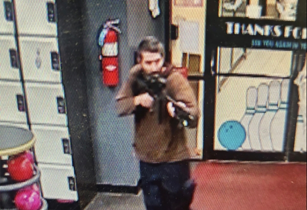 25일(현지시간) 미국 메인주 루이스턴에서 신원이 확인되지 않은 한 남성이 총을 들고 있고 있는 모습이 포착된 영상 이미지가 보인다. 이 사진은 현지 경찰 당국이 배포했다. [출처=앤드로스코긴 카운티 보안관 사무실/ AP/연합]