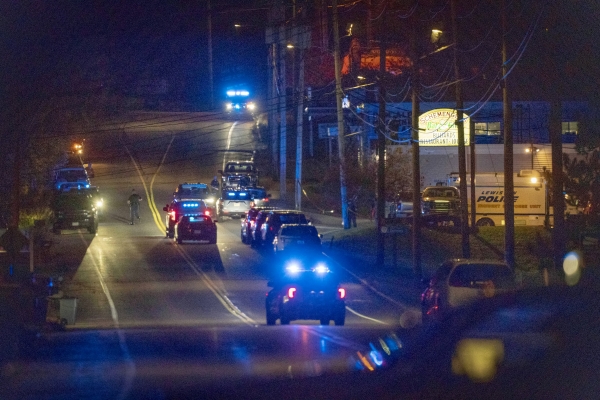 25일 (현지시간)  메인 주 루이스턴에서 발생한 총격 사건에 경찰이 현장 대응하고 있다, [출처=AP/연합]