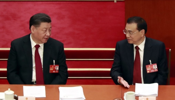지난 3월 5일 중국 최고 입법기관인 전국인민대표대회(전인대) 연례회의가 개막한 베이징 인민대회당에서 시진핑 국가주석이 리커창 총리와 대화하고 있다. [출처=AFP/연합]