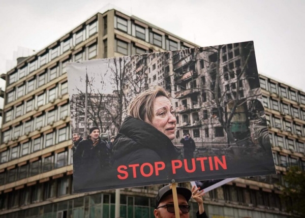지난해 5월 28일 세르비아 수도 베오그라드에서 한 남성이 “푸틴을 멈춰라”라고 쓴 팻말을 들고 러시아의 우크라이나 침공 비판 시위를 벌이고 있다. [사진 = 연합뉴스]