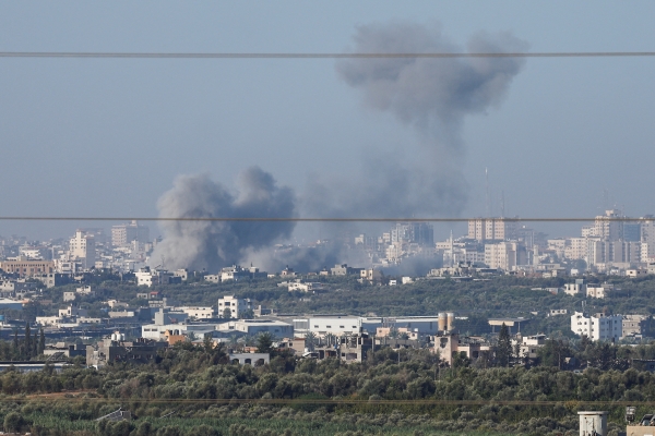 30일(현지시간) 이스라엘 남부 가자지구 국경지대에서 이스라엘의 폭격으로 연기가 피어오르고 있습니다. [출처=로이터/연합]
