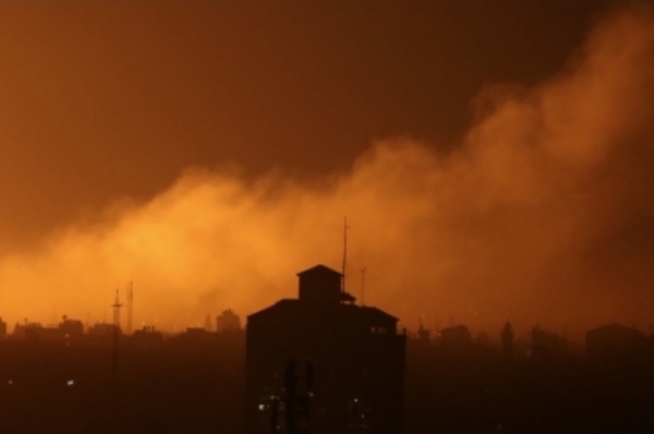 30일(현지시간) 팔레스타인 가자지구 북부에서 이스라엘 공습에 연기가 피어오르는 모습 [AP=연합뉴스]