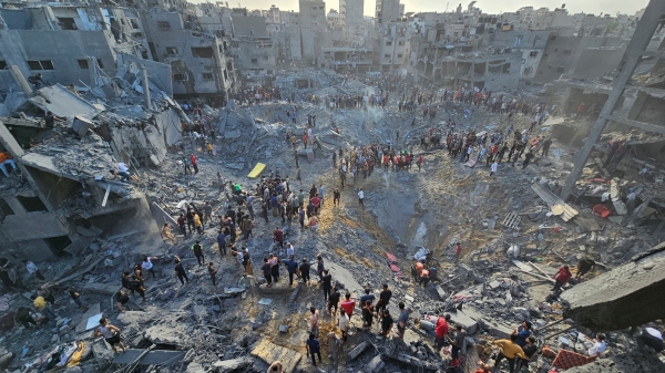 지난달 31일(현지시간) 이스라엘이 가자지구 자발리아 난민촌에 대규모 공습을 가한 뒤 주민들이 수색 작업을 벌이고 있다. 팔레스타인 무장 정파 하마스 내무부는 이번 공습으로 자발리아에서만 400명의 사상자가 발생했다고 주장했다. [출처=로이터/연합]