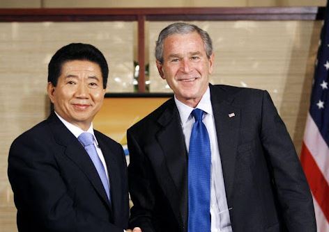 노무현 대통령과 조지 부시 대통령. 두 지도자는 북한 해법을 둘러싸고 극명한 대립구도를 지속했다.  /연합뉴스