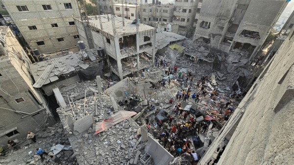 가자지구 북부 자발리아 난민촌 주민들이 2일(현지시간) 이스라엘의 공습으로 파괴된 주택 잔해 속에서 사상자를 찾고 있다. 이스라엘군은 지난달 31일 이후 사흘 연속으로 자발리아 난민촌을 공습했다. [출처=로이터/연합]