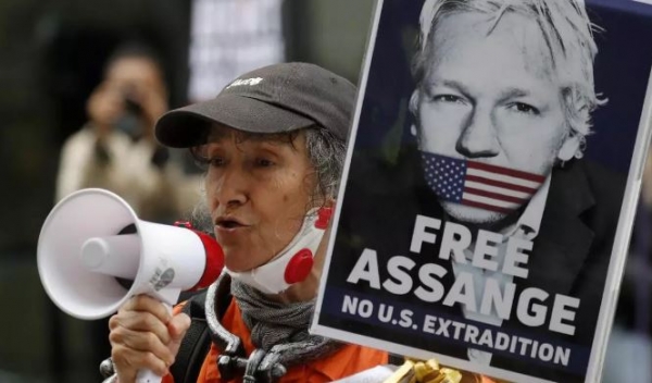 Julian Assange supporters protest outside the Old Bailey in London, Monday, Sept. 7, 2020. AP=Yonhap