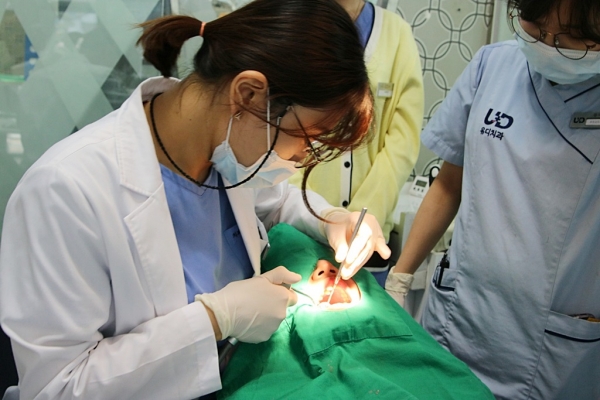 유디치과의 ‘우리동네 이 밝은 세상’ 대상자로 선정된 김 군(14세)이 치아 검진을 받고 있는 모습 [사진=유디치과]