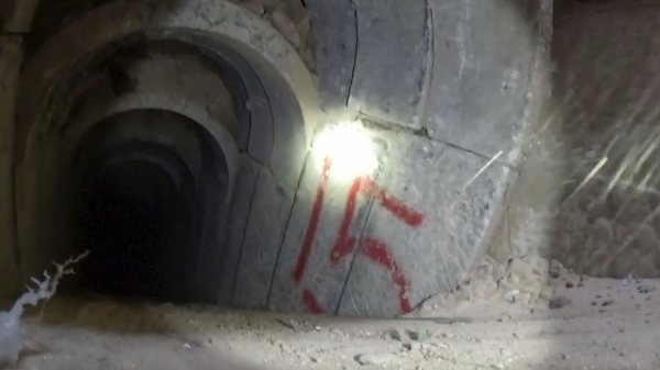 8일(현지시간) 이스라엘군(IDF)이 제공한 영상에서 팔레스타인 무장정파 하마스가 이용하는 터널의 모습이 보인다. IDF는 지난달 지상작전을 시작한 이후 지금까지 가자지구에서 터널 갱도 130여 곳을 발견해 파괴했다. [출처=AP/연합]