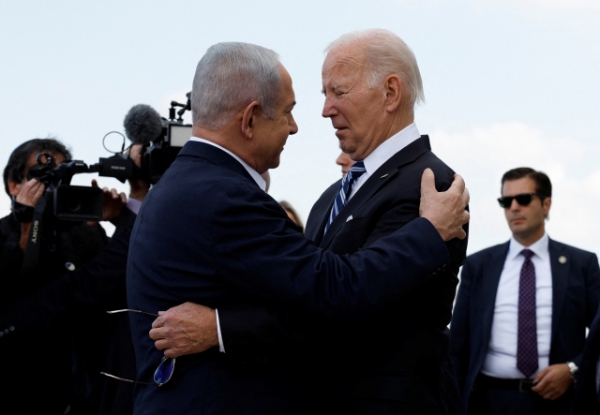 지난달 18일, 이스라엘 텔아비브에 도착한 조 바이든 미국 대통령이 베냐민 네타냐후 이스라엘 총리의 환영을 받고 있다. [사진 = 연합뉴스]