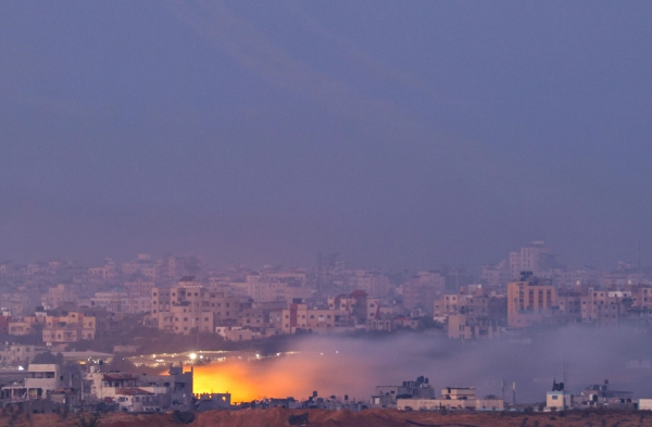 10일(현지시간) 새벽 이스라엘군의 공격으로 가자지구에 거대한 화염이 일고 있다. 이스라엘은 한 달간 가자지구를 폭격한 데 이어 최근 지상작전을 확대하면서 가자지구 사망자는 1만 1천 명에 육박하고 있다. [출처=연합]
