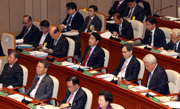 10일 국회 예산결산특별위원회 종합정책질의에 국무위원들이 참석해 있다.