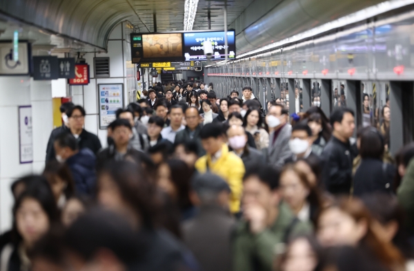 서울 지하철 광화문역에서 시민들이 출근하고 있다. [출처=연합]