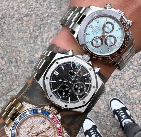 앤소니 페어러가 인스타그램에 올린, 명품 시계들을 찬 손목 사진 [앤소니 페어러 인스타그램]