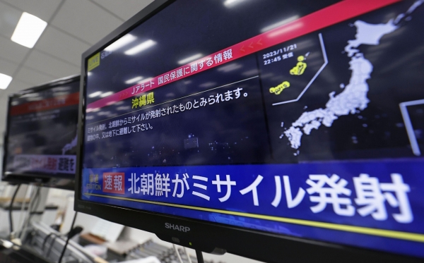 북한이 주장하는 군사정찰위성 3차 발사가 이뤄진 21일 밤 일본 오사카에서 TV 화면에 발사 소식을 알리는 뉴스가 나오고 있다. [출처=연합]