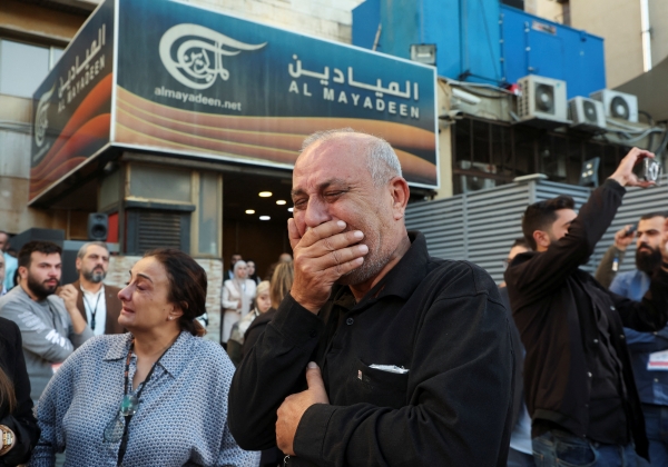 레바논 방송사 알-마야딘 텔레비전의 기자 두 명이 이스라엘의 공습으로 사망한 것으로 알려진 가운데 동료들이 21일(현지시간) 베이루트 방송사 건물 밖에서 애도하고 있다. 레바논 국영통신사 NNA는 이날 이스라엘군이 남부 일대에서 세 건의 공격을 감행해 언론인을 포함한 민간인 8명이 사망했다고 전했다