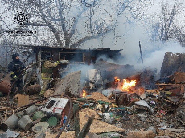 러시아군의 드론 공격을 받은 우크라이나 자포리자주의 한 민간 주거지 [사진 = 연합뉴스]