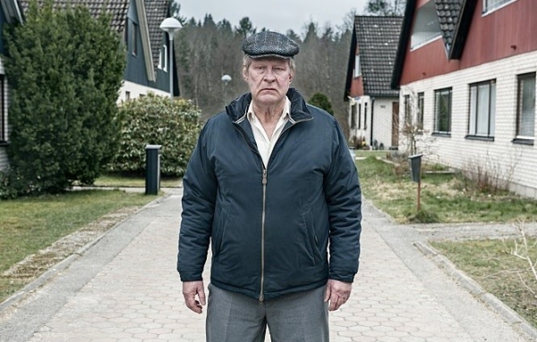스웨덴식 무뚝뚝함과 따듯함이 함께 배어있는 영화 ’오베라는 남자‘의 한 장면 [사진 = ATI]