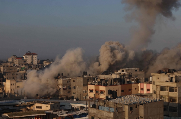 1일(현지시간) 가자지구 남부 라파에서 이스라엘의 공습으로 연기가 피어오르고 있다. 이스라엘은 이날 팔레스타인 무장 정파 하마스가 휴전 협정을 위반했다며 일시 휴전 7일 만에 전투를 재개했다. [출처=AFP/연합]