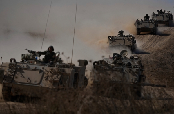 이스라엘군이 1일(현지시간) 팔레스타인 무장 정파 하마스가 휴전 협정을 위반했다며 가자지구 전투 재개를 선언했다. 사진은 지난 10월 13일 가자지구 국경을 향해 달리는 이스라엘 장갑차. [출처/AP/연합]