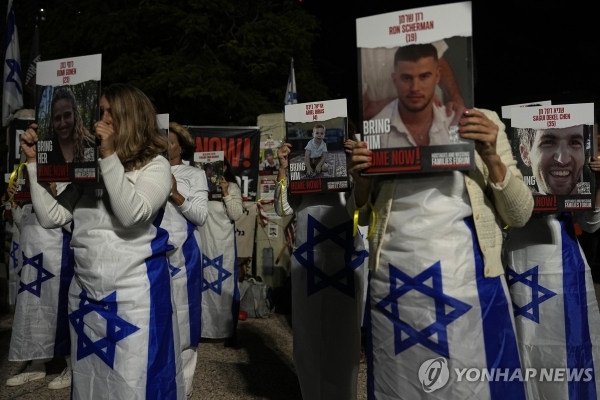 2일(현지 시각) 이스라엘 텔아비브에서 하마스에 인질로 붙잡혀있는 이들의 친지들이 석방 요구 시위를 벌이는 모습. [사진 = 연합뉴스]