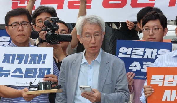 지난 9월 14일 김용진 뉴스타파 대표가 서울 중구 뉴스타파 앞에서 검찰 압수수색 관련 성명을 발표하고 있다. [출처=연합]