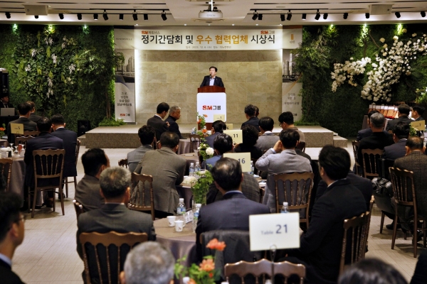 우오현 SM그룹 회장이 지난 6일 건설부문 협력사 초청 ‘SM파트너스 정기간담회’에서 축사를 발표하고 있다. [사진=SM그룹]