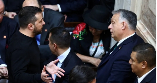 아르헨티나의 새 대통령 취임식에서 빅토르 오르반 헝가리 총리를 만난 젤렌스키 우크라이나 대통령이 뭔가 짧지만 강력한 대화를 나누고 있다. [사진 = BBC]