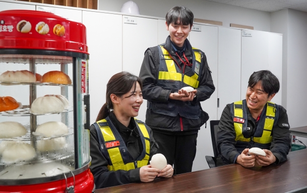 지난 14일 티웨이항공 김포공항 정비 사무실에서 정비사들이 겨울 간식을 먹으며 대화를 나누고 있다. ⓒ티웨이항공 제공