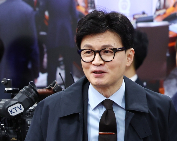 한동훈 법무부 장관이 19일 서울 용산 대통령실 청사에서 열린 국무회의에 참석하고 있다.