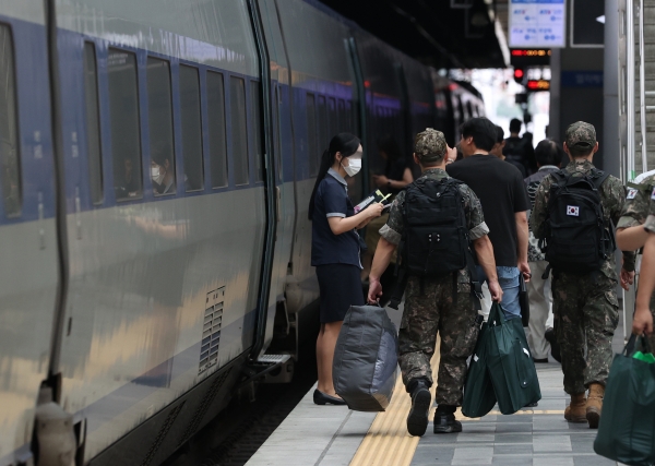 서울역에서 지난달 17일 시민들이 KTX 열차를 타고 있다. [사진=연합뉴스]