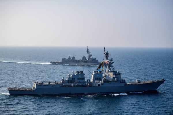 지난 2023년 11월 25일 홍해 아덴만에서 유도미사일 구축함 USS 메이슨(DDG 87)이 일본 무라사메급 구축함 아케보노(DD 108)와 나란히 항해하고 있다. [출처=UPI/연합]