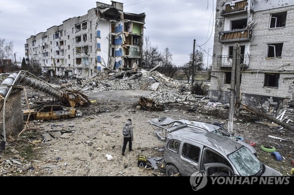 러시아의 침공으로 파괴된 우크라이나의 민간아파트 [사진 = 연합뉴스]