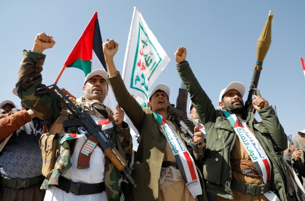지난 20일(현지시간) 새로 모집된 예멘 후티 반군 멤버들이 북서부 암란 지역에서 행진하고 있다. [출처=EPA/연합]