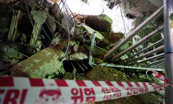 지난 4월 지하주차장 지붕 구조물 붕괴 사고가 발생한 인천시 서구 검단의 한 아파트 건설 현장. [사진=연합뉴스]