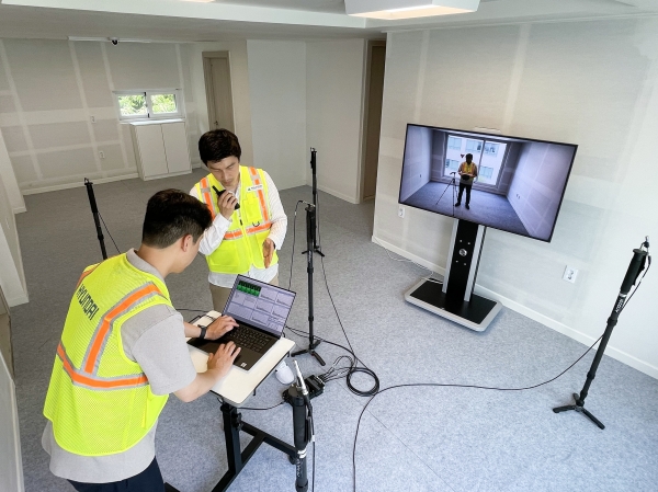 현대건설 임직원들이 층간소음 실증시설 H 사일런트 랩에서 임팩트 볼을 활용한 테스트를 진행하고 있다. [사진=현대건설]