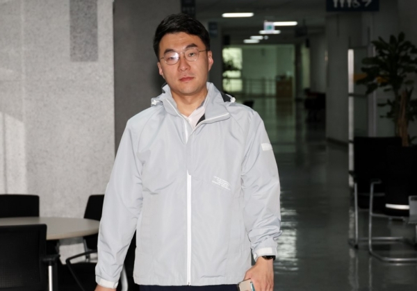 지난 5월 14일 민주당 김남국 의원이 국회 의원실로 출근하고 있다. 김 의원은 출근 후 페이스북을 통해 탈당을 선언했다. [출처=연합]