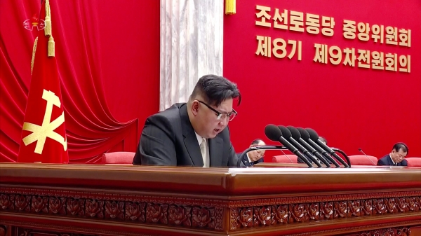 북한 김정은 국무위원장이 노동당 제8기 제9차 전원회의 2일차인 27일 회의에서 "2024년도 투쟁방향에 대한 강령적인 결론을 했다"고 조선중앙TV가 28일 보도했다. ⓒ연합