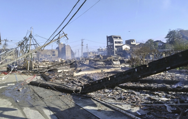 2일 일본 이시카와현 와지마시에서 지진의 영향으로 불이 난 현장에 잔해가 남아 있다. 전날 이시카와현 노토 반도에서 규모 7.6의 강진이 발생한 뒤 각지에서 화재가 발생했다. [출처=연합]