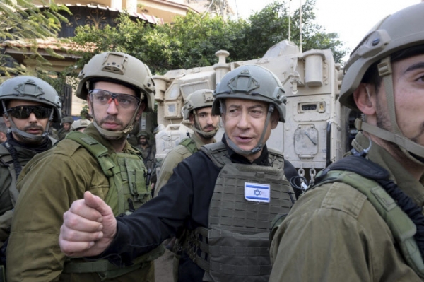 지난달 25일(현지 시각) 가자지구 북부를 방문한 베냐민 네타냐후(가운데) 이스라엘 총리가 군사 브리핑을 받고 있는 모습 [사진 = 연합뉴스]