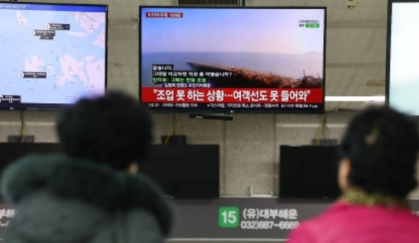 북한 해안포 사격 뉴스 시청하는 시민들 (인천=연합뉴스)